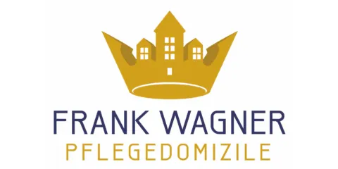 Logo der Frank Wagner Pflegedomizile. In der Mitte eine stilisierte goldene Krone, deren Zacken wie Gebäude mit Fenstern gestaltet sind. Unter der Krone steht in Großbuchstaben 'FRANK WAGNER' in dunkelblauer Farbe, darunter in goldener Farbe das Wort 'PFLEGEDOMIZILE'